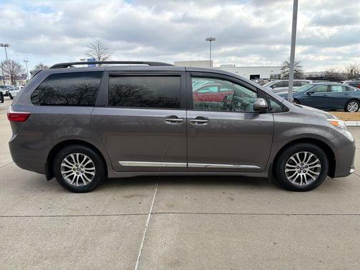 2020 Toyota Sienna XLE