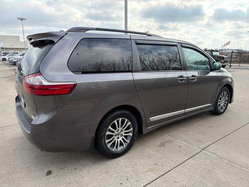 2020 Toyota Sienna XLE