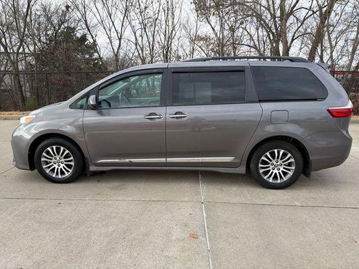 2020 Toyota Sienna XLE