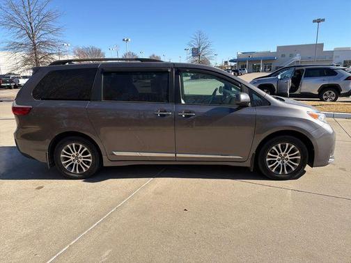 2020 Toyota Sienna XLE