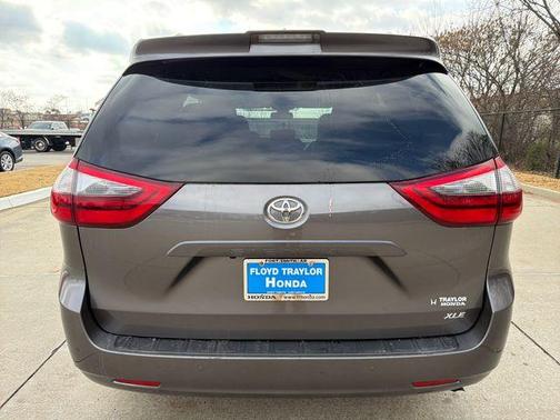 2020 Toyota Sienna XLE