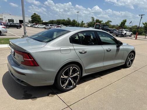 2024 Volvo S60 B5 Core Dark Theme
