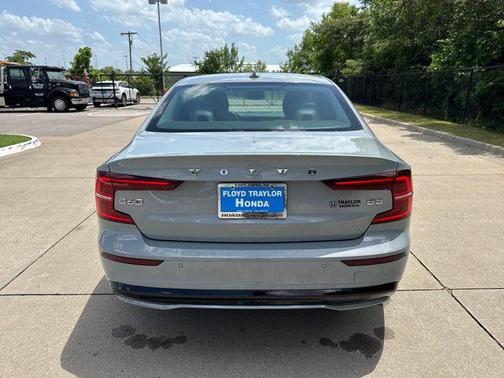2024 Volvo S60 B5 Core Dark Theme
