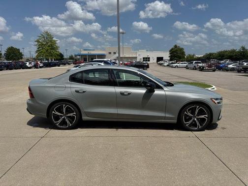 2024 Volvo S60 B5 Core Dark Theme