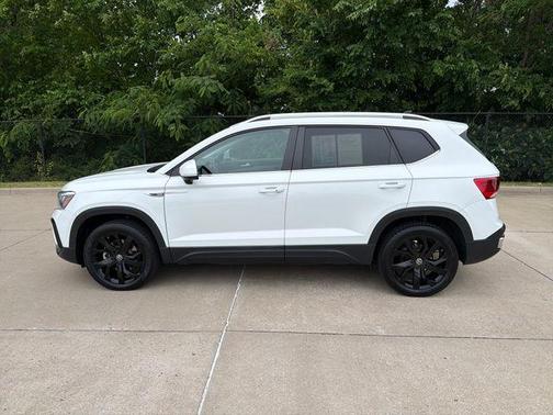 Pure White 2022 Volkswagen Taos 1.5T SE