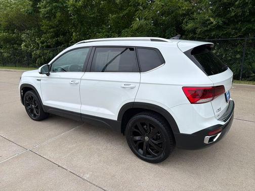 Pure White 2022 Volkswagen Taos 1.5T SE