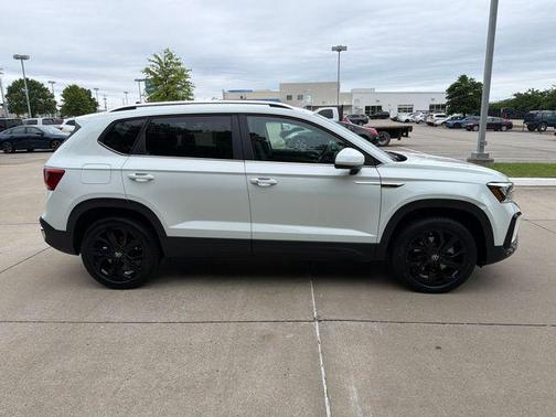 Pure White 2022 Volkswagen Taos 1.5T SE