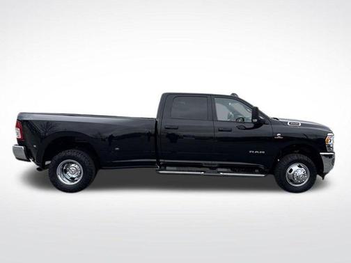 Diamond Black Crystal Pearlcoat 2022 RAM 3500 Tradesman Crew Cab 4x4 8' Box