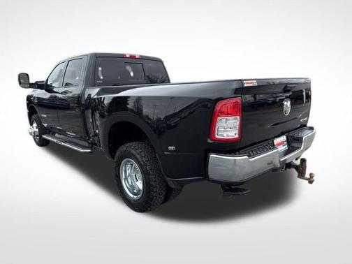 Diamond Black Crystal Pearlcoat 2022 RAM 3500 Tradesman Crew Cab 4x4 8' Box