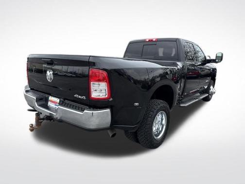 Diamond Black Crystal Pearlcoat 2022 RAM 3500 Tradesman Crew Cab 4x4 8' Box