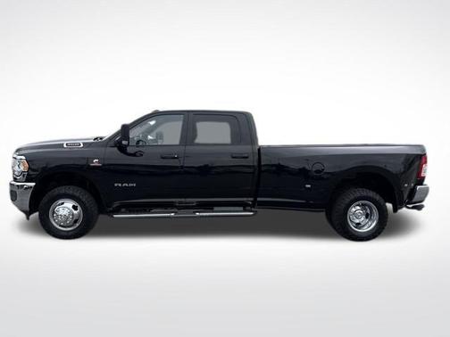 Diamond Black Crystal Pearlcoat 2022 RAM 3500 Tradesman Crew Cab 4x4 8' Box