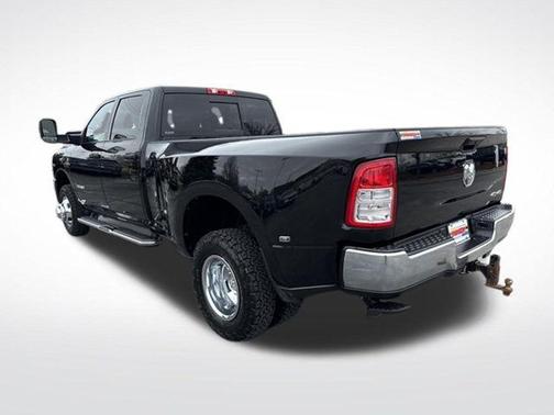 Diamond Black Crystal Pearlcoat 2022 RAM 3500 Tradesman Crew Cab 4x4 8' Box