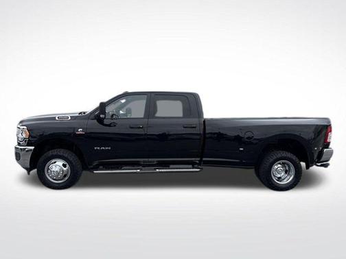 Diamond Black Crystal Pearlcoat 2022 RAM 3500 Tradesman Crew Cab 4x4 8' Box