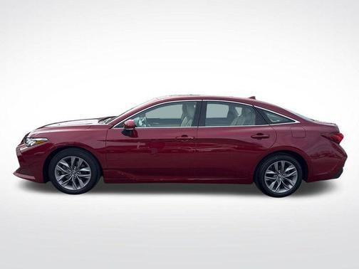 Pearl 2019 Toyota Avalon XLE