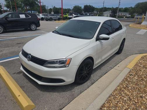 Candy White 2011 Volkswagen Jetta SE