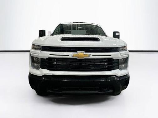 Summit White 2026 Chevrolet Silverado 2500 Custom