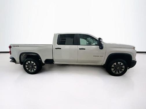 Summit White 2026 Chevrolet Silverado 2500 Custom