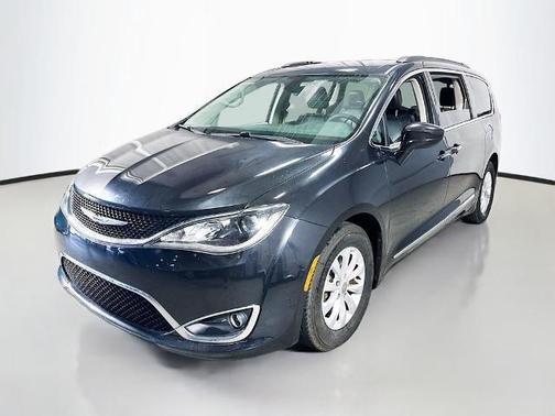 Brilliant Black Crystal Pearlcoat 2017 Chrysler Pacifica Touring-L