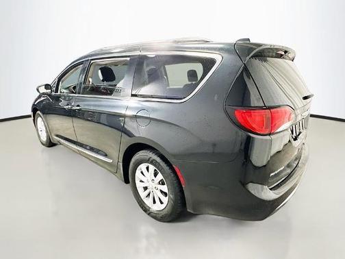 Brilliant Black Crystal Pearlcoat 2017 Chrysler Pacifica Touring-L