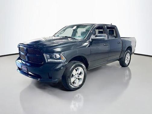 Brilliant Black Crystal Pearlcoat 2016 RAM 1500 Sport