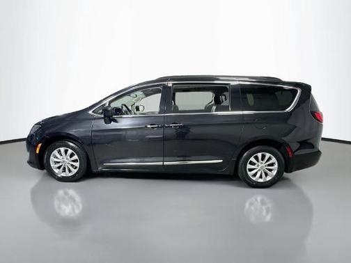Brilliant Black Crystal Pearlcoat 2017 Chrysler Pacifica Touring-L