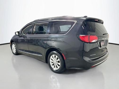 Brilliant Black Crystal Pearlcoat 2017 Chrysler Pacifica Touring-L