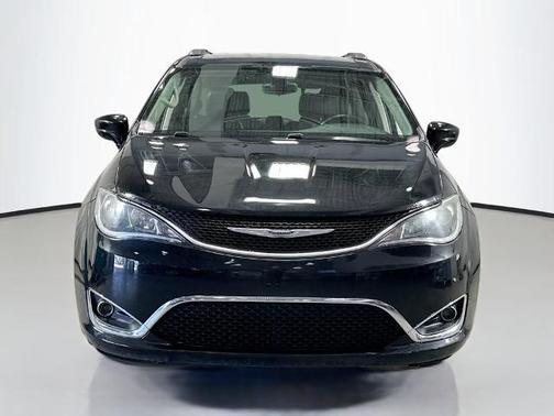Brilliant Black Crystal Pearlcoat 2017 Chrysler Pacifica Touring-L