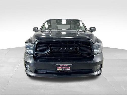 Brilliant Black Crystal Pearlcoat 2018 RAM 1500 Sport