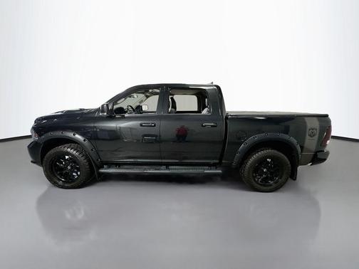 Brilliant Black Crystal Pearlcoat 2018 RAM 1500 Sport