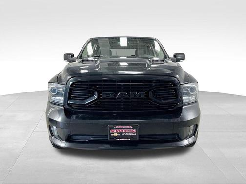 Brilliant Black Crystal Pearlcoat 2018 RAM 1500 Sport