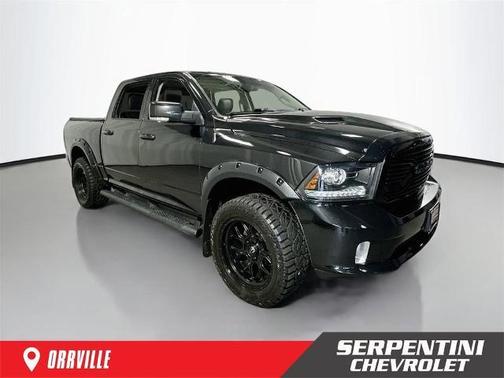 Brilliant Black Crystal Pearlcoat 2018 RAM 1500 Sport