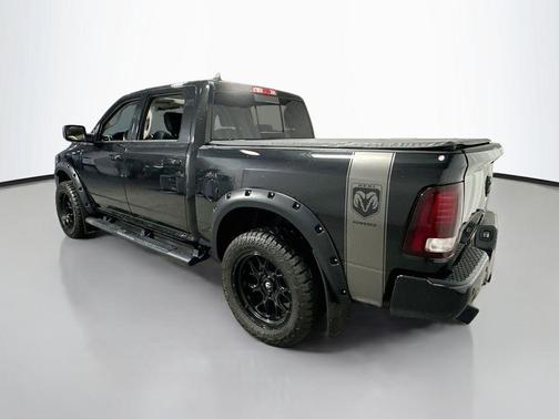 Brilliant Black Crystal Pearlcoat 2018 RAM 1500 Sport
