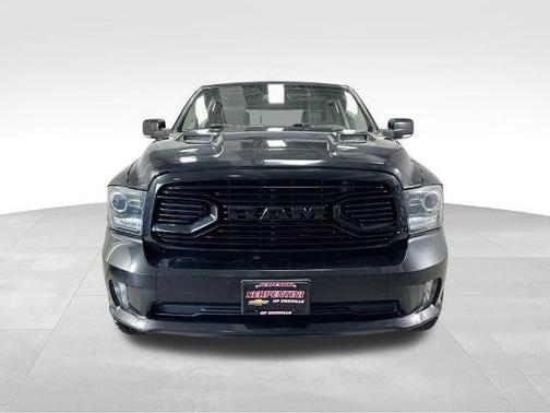 Brilliant Black Crystal Pearlcoat 2018 RAM 1500 Sport