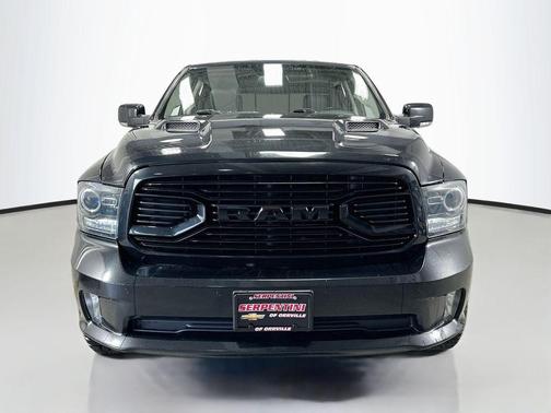 Brilliant Black Crystal Pearlcoat 2018 RAM 1500 Sport