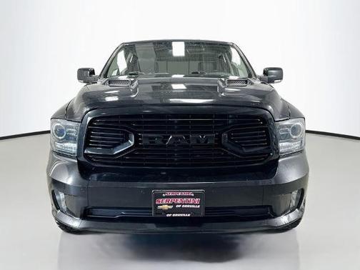 Brilliant Black Crystal Pearlcoat 2018 RAM 1500 Sport