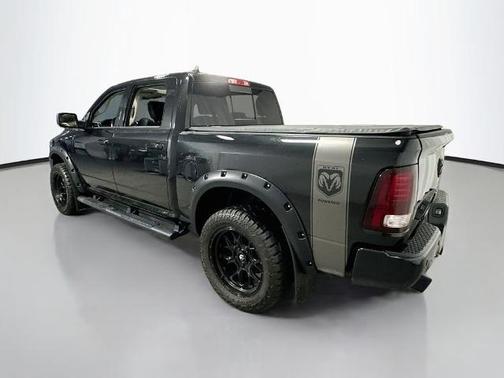 Brilliant Black Crystal Pearlcoat 2018 RAM 1500 Sport