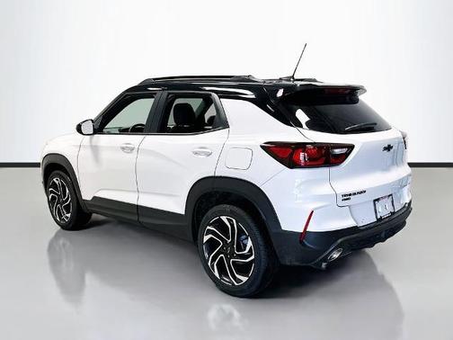 Iridescent Pearl Tricoat 2026 Chevrolet Trailblazer RS