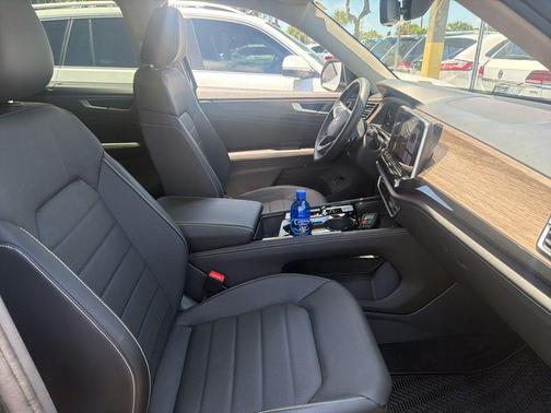 Deep Black Pearl 2025 Volkswagen Atlas 2.0T SEL