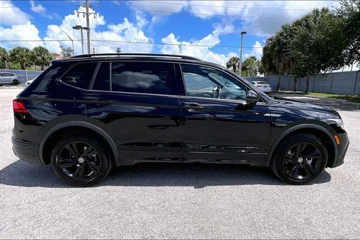 Deep Black Pearl 2023 Volkswagen Tiguan 2.0T SE R-Line Black