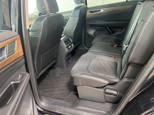 Deep Black 2024 Volkswagen Atlas 2.0T SE w/Technology