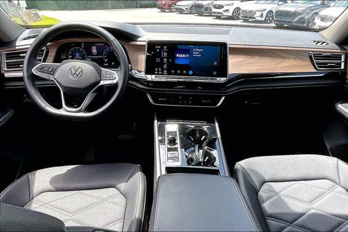 Deep Black 2024 Volkswagen Atlas 2.0T SE w/Technology