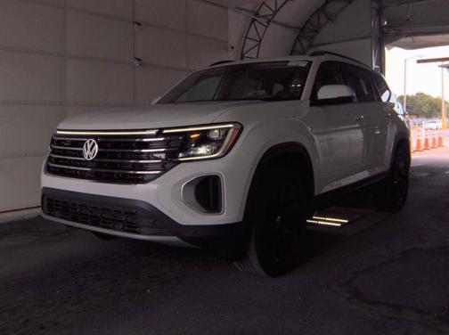 Pure White 2025 Volkswagen Atlas 2.0T SE w/Technology