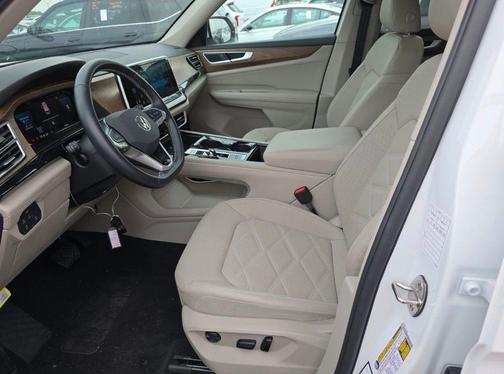 Pure White 2025 Volkswagen Atlas 2.0T SE w/Technology
