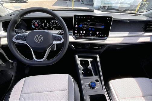 deep black pearl 2026 Volkswagen Tiguan 2.0T SE