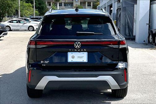 deep black pearl 2026 Volkswagen Tiguan 2.0T SE