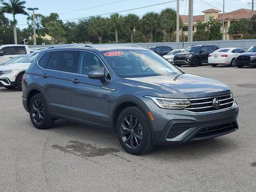 Platinum Gray Metallic 2023 Volkswagen Tiguan 2.0T SE