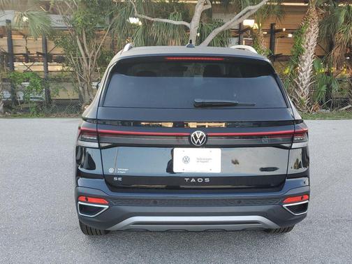 Deep Black Pearl 2026 Volkswagen Taos SE