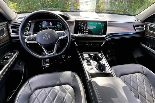 Deep Black Pearl 2024 Volkswagen Atlas 2.0T SEL Premium R-Line 4MOTION