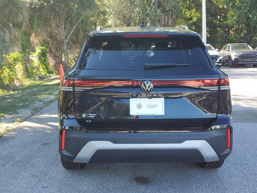 Deep Black Pearl 2026 Volkswagen Tiguan 2.0T SE