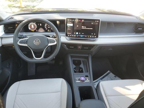 Deep Black Pearl 2026 Volkswagen Tiguan 2.0T SE